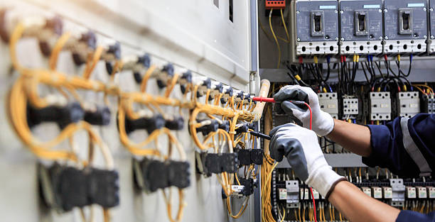 Professional Electrician technician working in Oakland, CA
